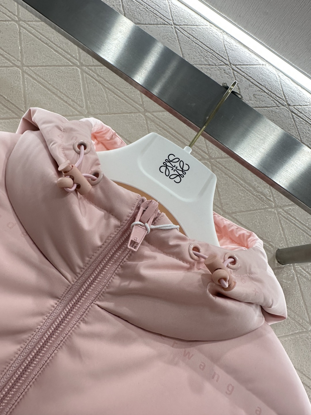 ♥Alexander wan*♥2025新品上架 连帽印花羽绒外套定制YB进口防风防水尼龙材质，其工艺还