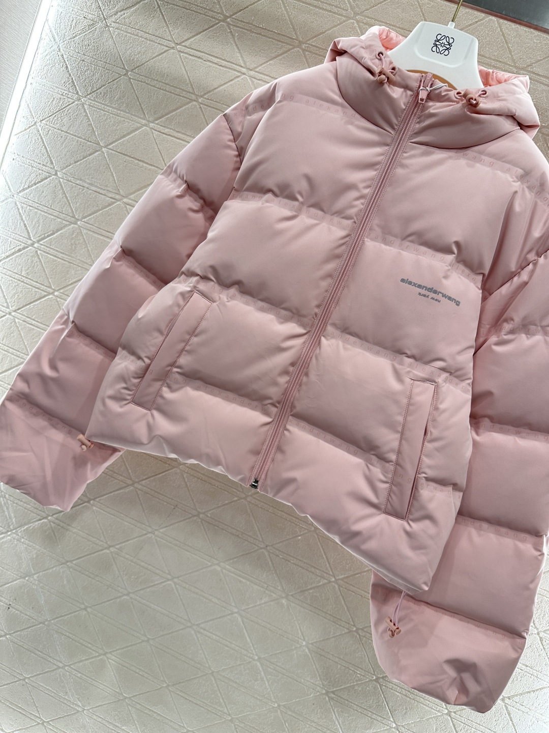 ♥Alexander wan*♥2025新品上架 连帽印花羽绒外套定制YB进口防风防水尼龙材质，其工艺还