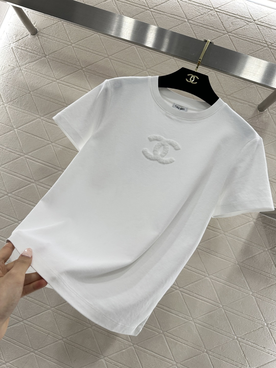 ♥Chane*♥2026新品上架 圆领毛绒徽标𝑇𝑒𝑒定制YB丝光全棉材质，透气舒适，质感十足，正肩圆领短