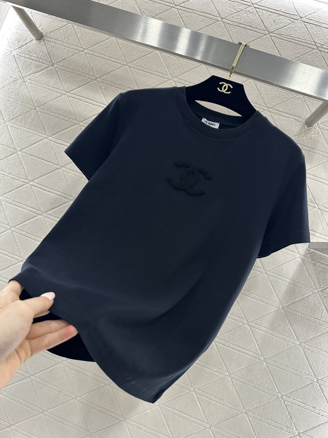 ♥Chane*♥2026新品上架 圆领毛绒徽标𝑇𝑒𝑒定制YB丝光全棉材质，透气舒适，质感十足，正肩圆领短