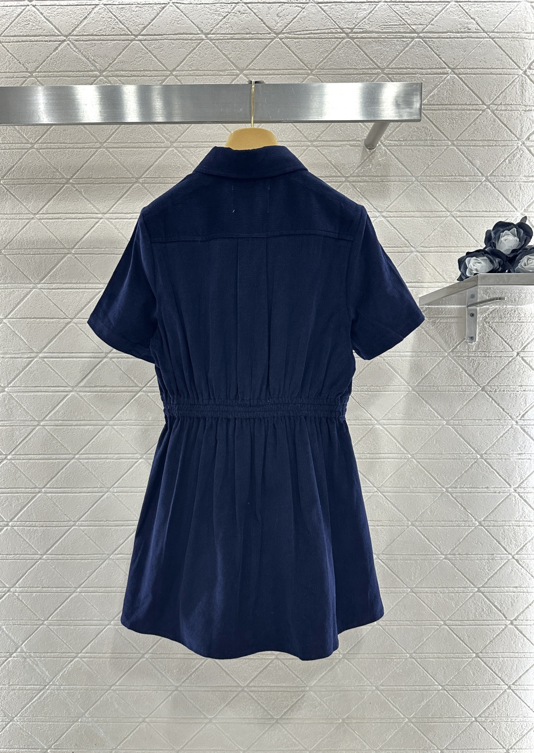 ♥Miumi*♥2026新品上架 翻领开襟短袖连衣裙定制YB进口灯芯绒材质，质感细腻，挺括有型，藏蓝调的