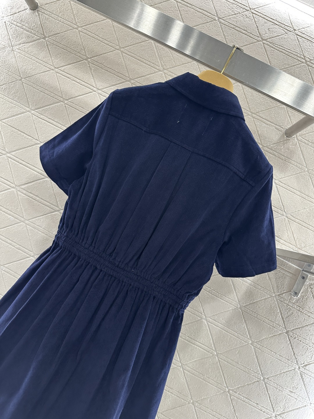 ♥Miumi*♥2026新品上架 翻领开襟短袖连衣裙定制YB进口灯芯绒材质，质感细腻，挺括有型，藏蓝调的