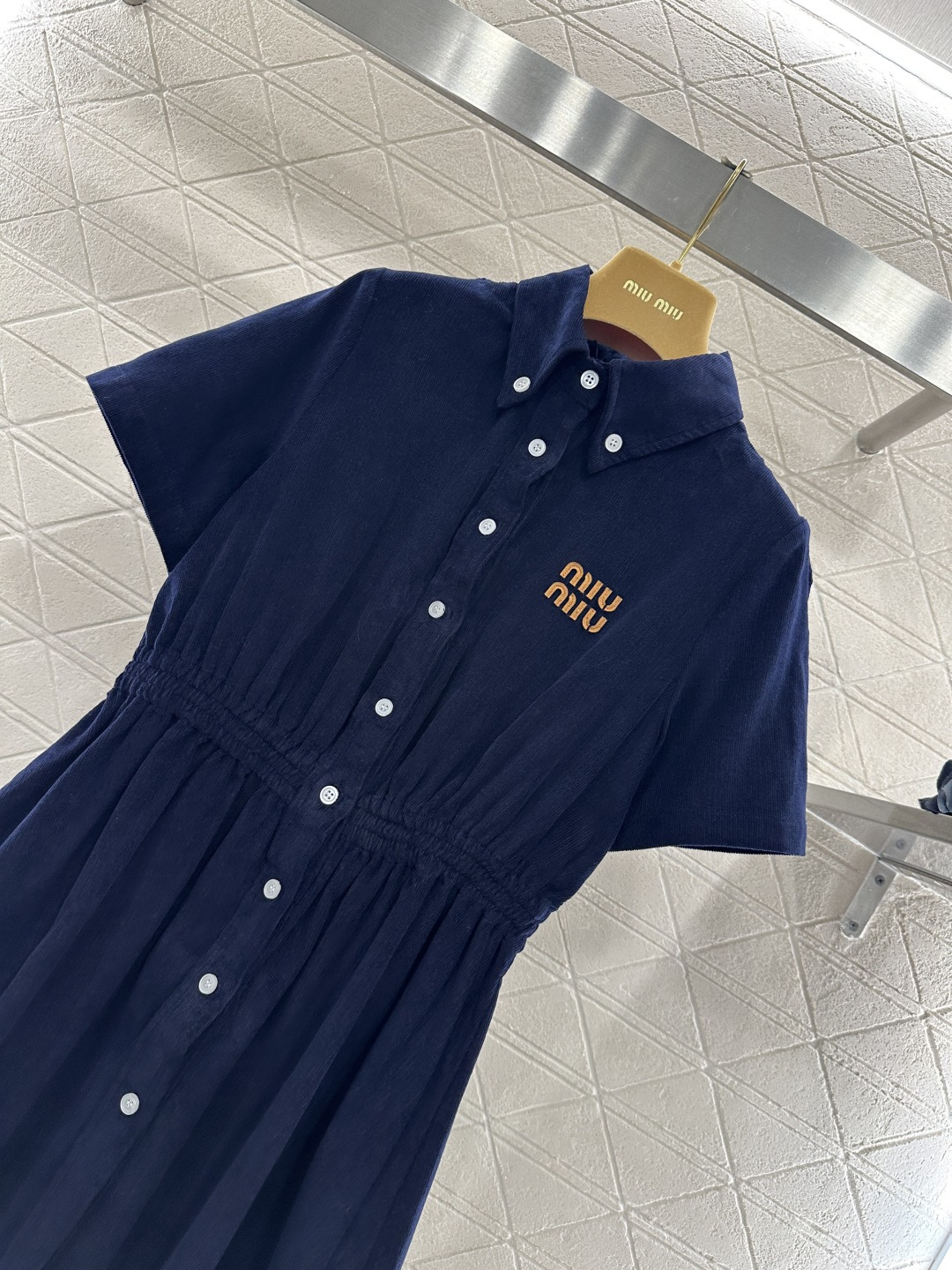 ♥Miumi*♥2026新品上架 翻领开襟短袖连衣裙定制YB进口灯芯绒材质，质感细腻，挺括有型，藏蓝调的