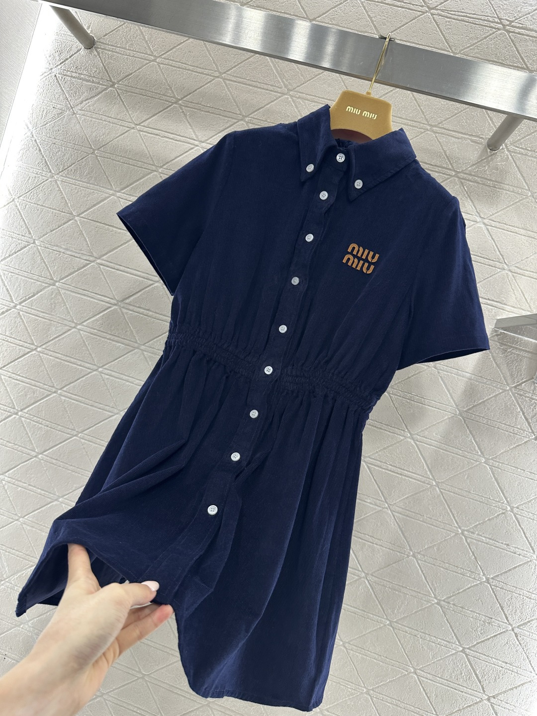 ♥Miumi*♥2026新品上架 翻领开襟短袖连衣裙定制YB进口灯芯绒材质，质感细腻，挺括有型，藏蓝调的