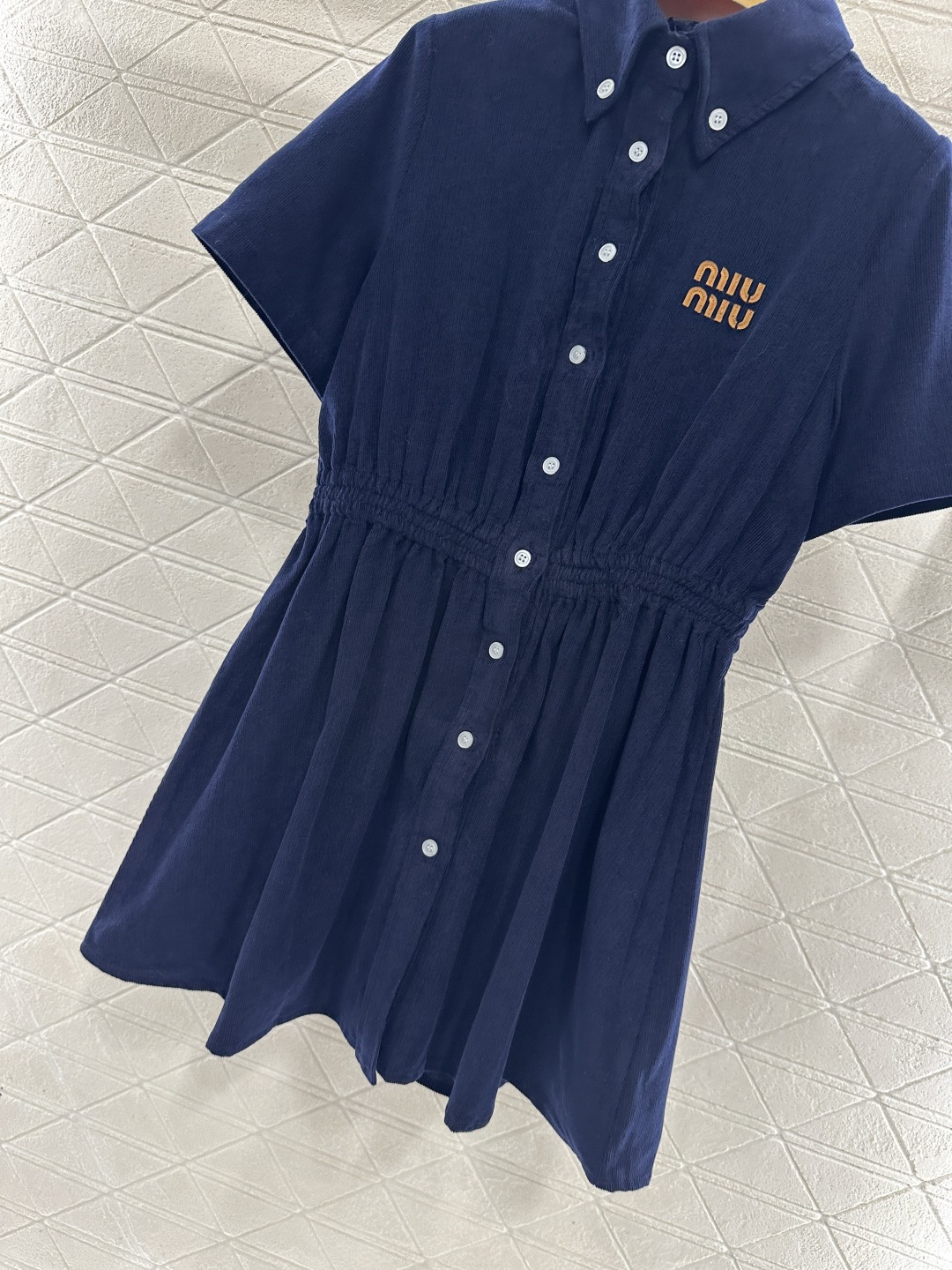 ♥Miumi*♥2026新品上架 翻领开襟短袖连衣裙定制YB进口灯芯绒材质，质感细腻，挺括有型，藏蓝调的