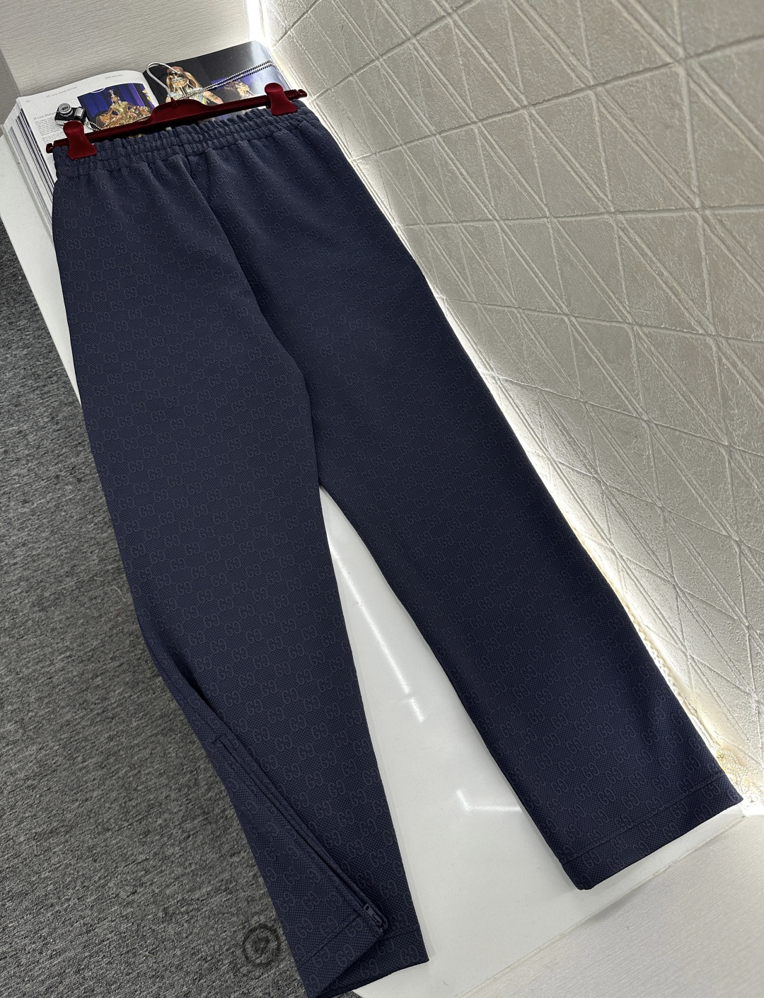 ♥Gucc*♥2026新品上架 翻领拉链外套长裤套装定制YB进口浮雕提花材质，质感高级，穿搭有型，藏青底