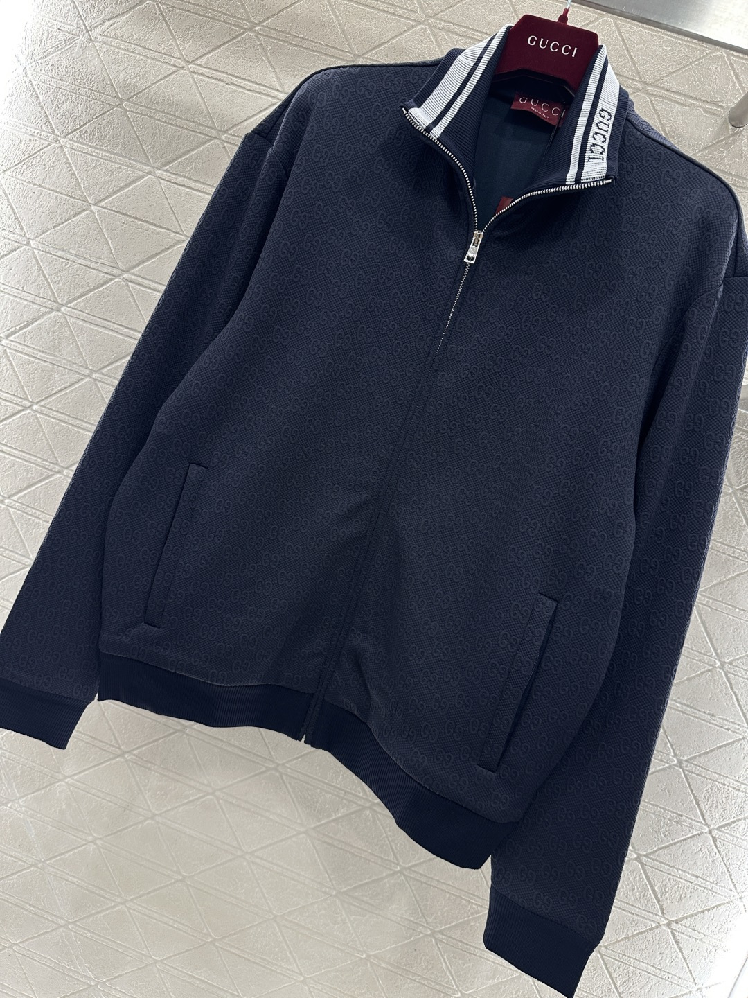 ♥Gucc*♥2026新品上架 翻领拉链外套长裤套装定制YB进口浮雕提花材质，质感高级，穿搭有型，藏青底