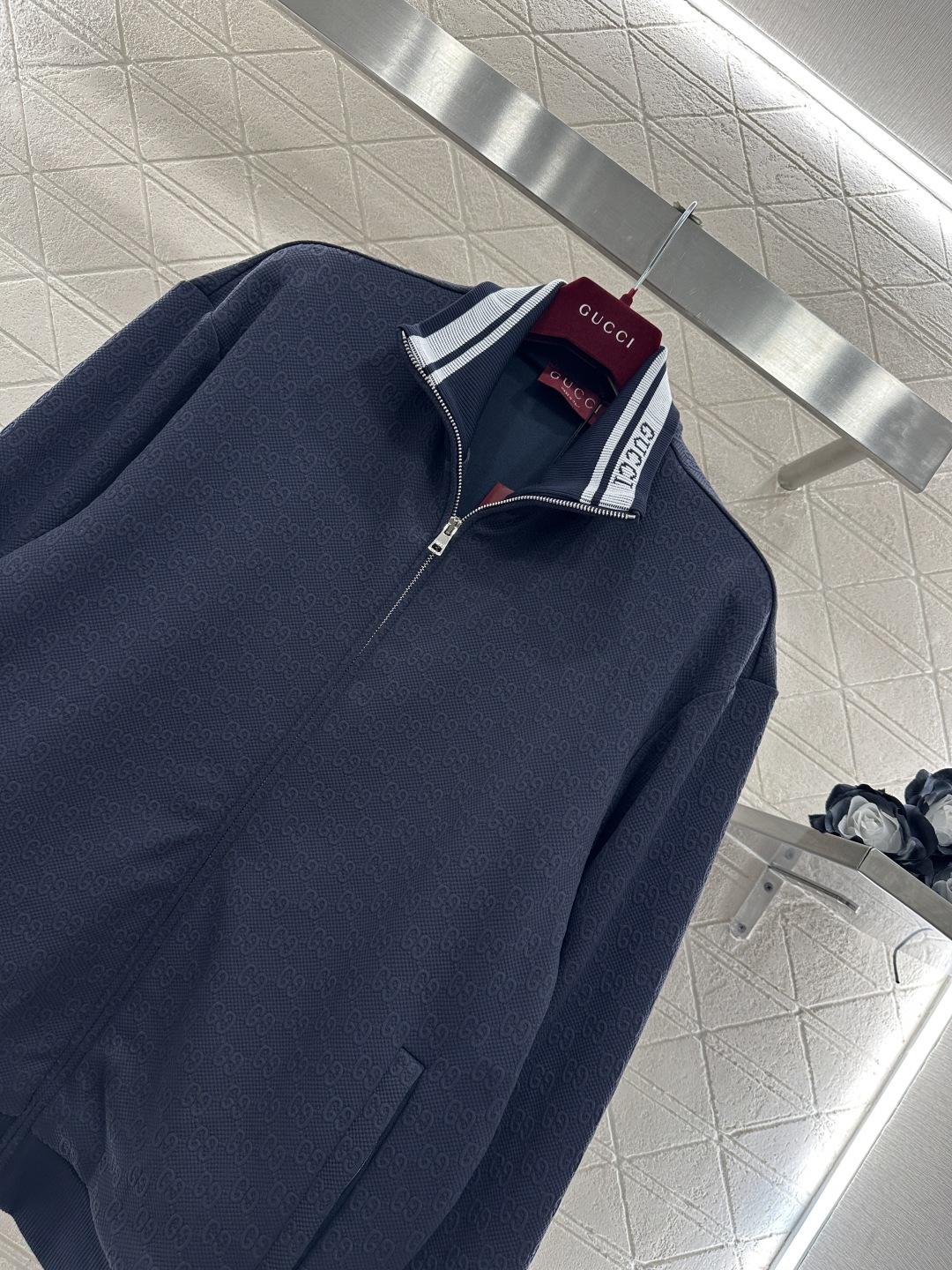 ♥Gucc*♥2026新品上架 翻领拉链外套长裤套装定制YB进口浮雕提花材质，质感高级，穿搭有型，藏青底