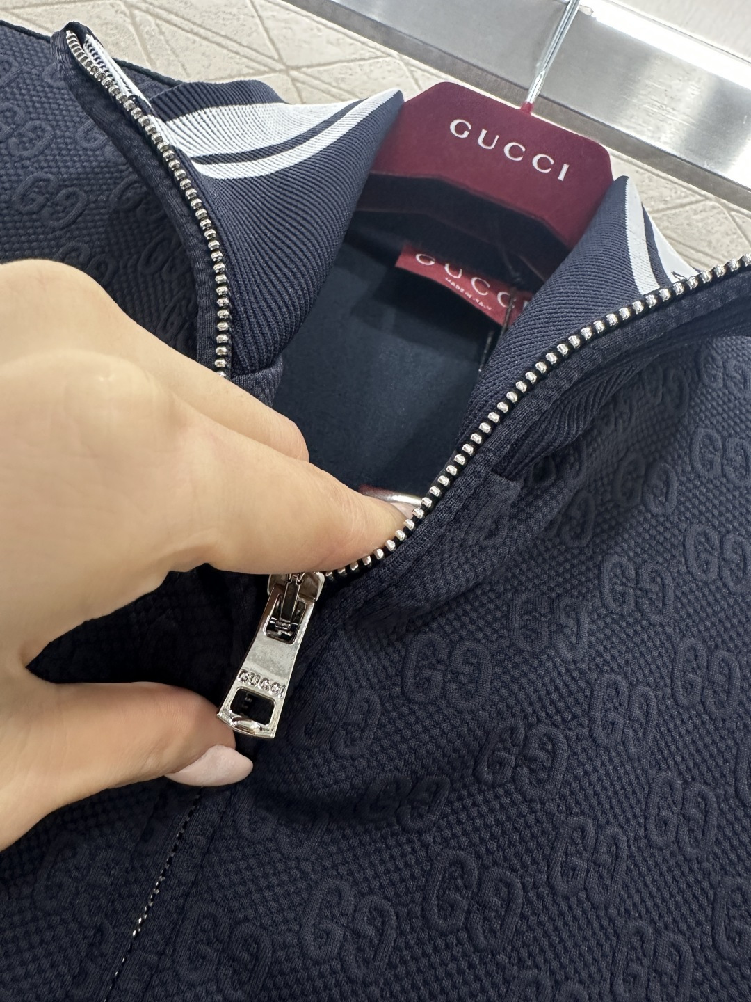 ♥Gucc*♥2026新品上架 翻领拉链外套长裤套装定制YB进口浮雕提花材质，质感高级，穿搭有型，藏青底