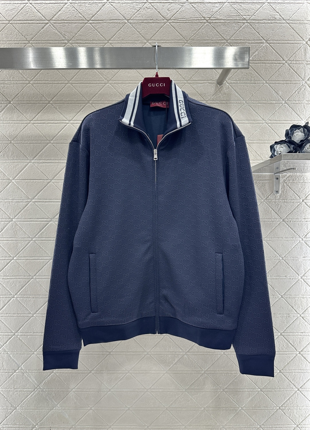 ♥Gucc*♥2026新品上架 翻领拉链外套长裤套装定制YB进口浮雕提花材质，质感高级，穿搭有型，藏青底