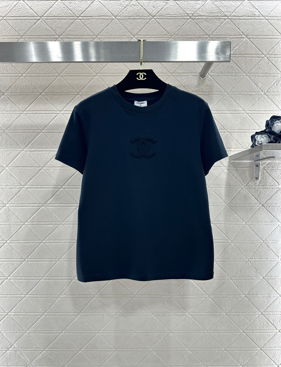 ♥Chane*♥2026新品上架 圆领毛绒徽标𝑇𝑒𝑒定制YB丝光全棉材质，透气舒适，质感十足，正肩圆领短