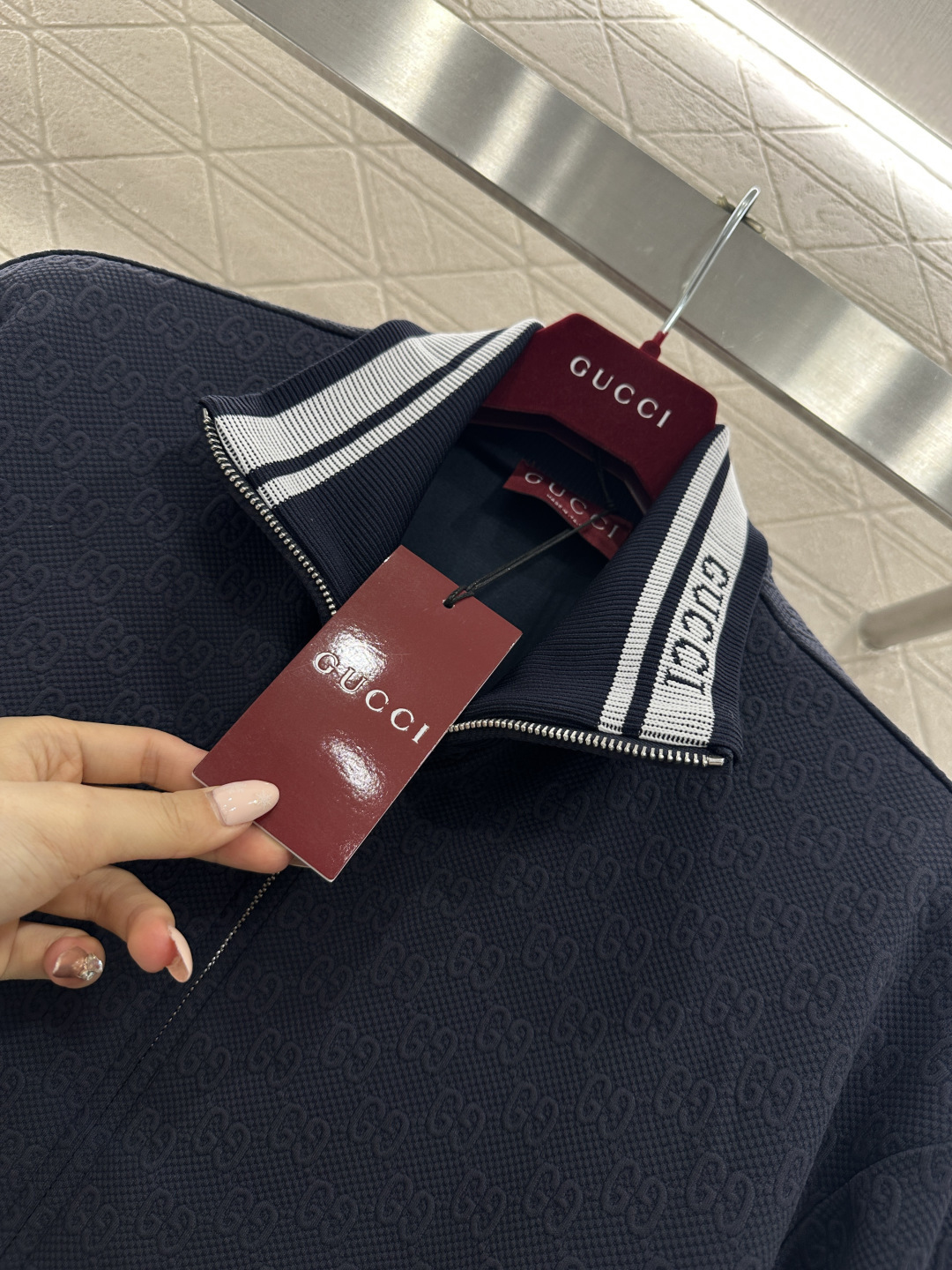 ♥Gucc*♥2026新品上架 翻领拉链外套长裤套装定制YB进口浮雕提花材质，质感高级，穿搭有型，藏青底