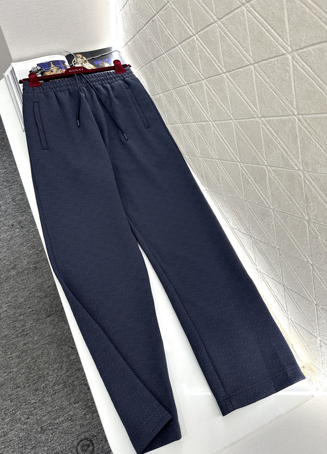 ♥Gucc*♥2026新品上架 翻领拉链外套长裤套装定制YB进口浮雕提花材质，质感高级，穿搭有型，藏青底
