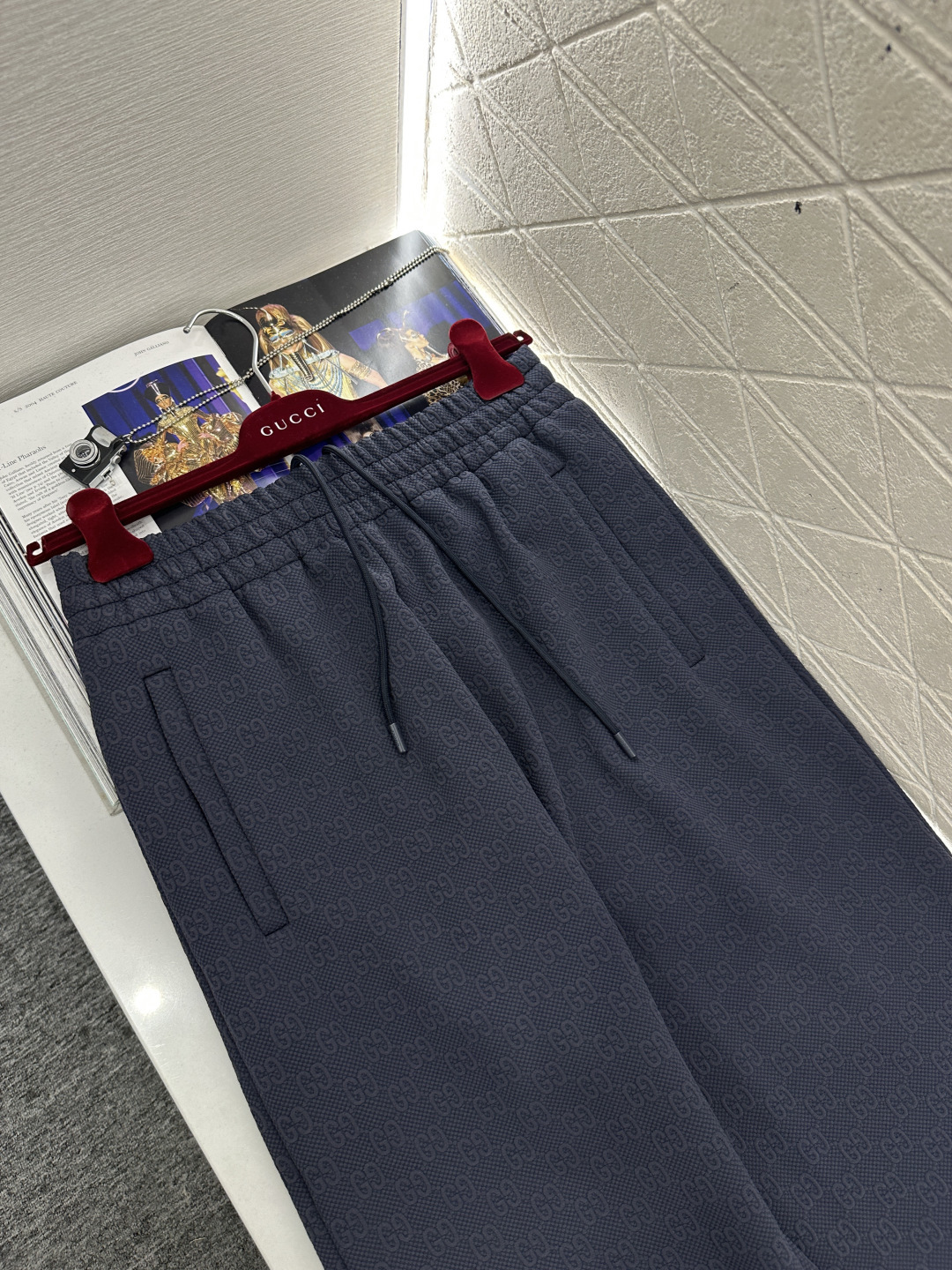 ♥Gucc*♥2026新品上架 翻领拉链外套长裤套装定制YB进口浮雕提花材质，质感高级，穿搭有型，藏青底