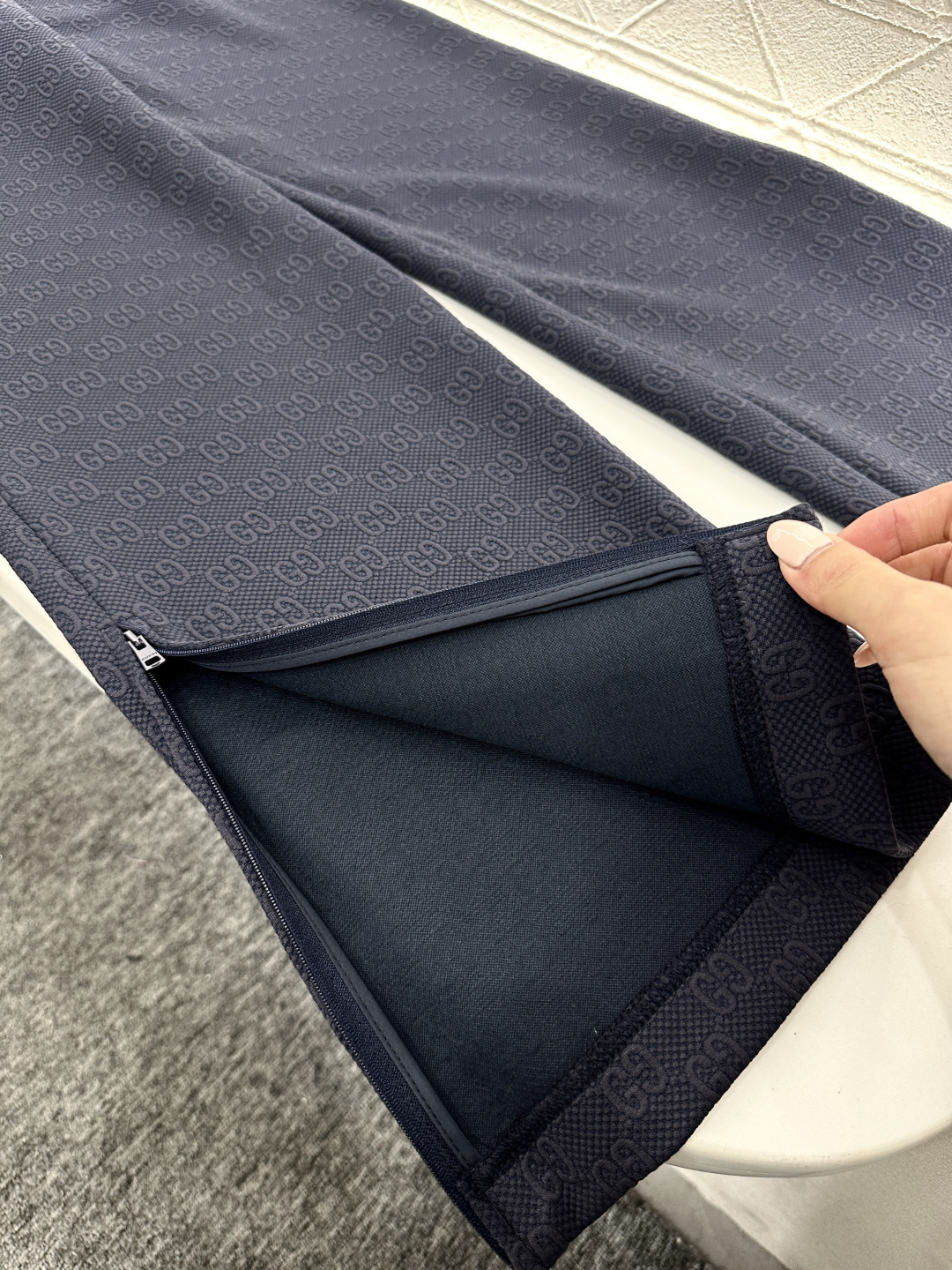 ♥Gucc*♥2026新品上架 翻领拉链外套长裤套装定制YB进口浮雕提花材质，质感高级，穿搭有型，藏青底