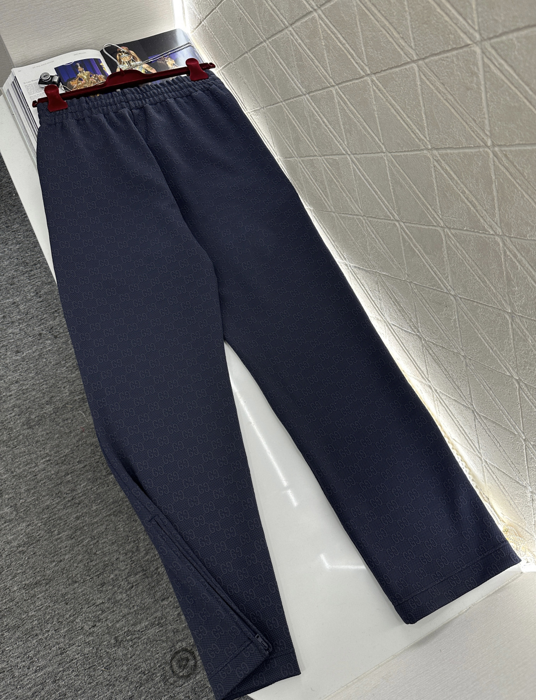 ♥Gucc*♥2026新品上架 翻领拉链外套长裤套装定制YB进口浮雕提花材质，质感高级，穿搭有型，藏青底