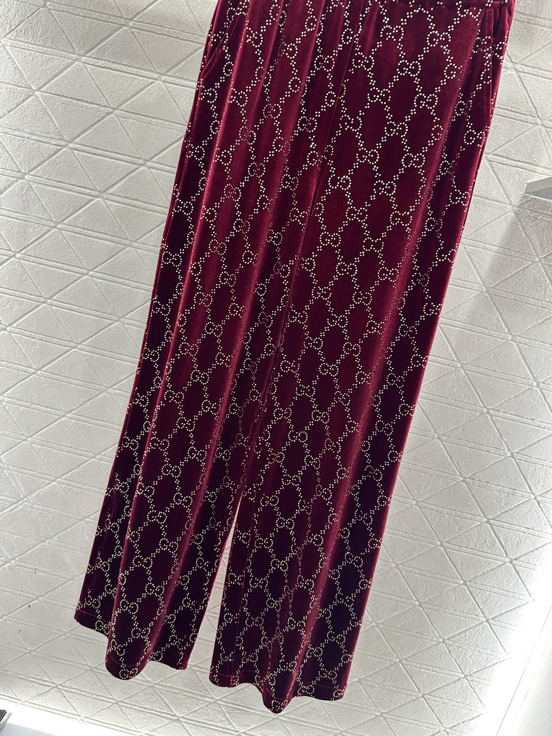 ♥Gucc*♥2026新品上架 真丝绒烫钻西装长裤套装定制YB进口真丝绒材质，成衣光泽，质感品相绝佳，翻