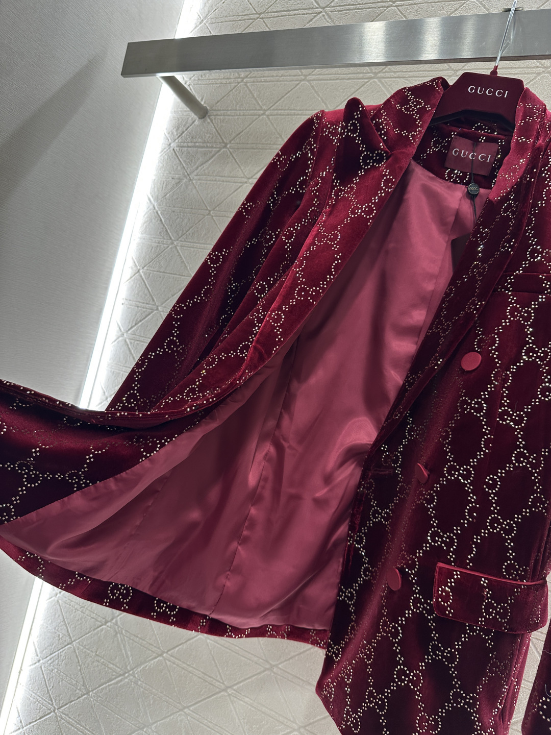 ♥Gucc*♥2026新品上架 真丝绒烫钻西装长裤套装定制YB进口真丝绒材质，成衣光泽，质感品相绝佳，翻