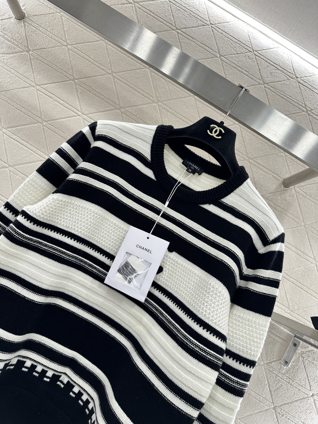 ♥Chane*♥2026新品上架 条纹毛绒字母针织毛衣定制YB羊毛纱线织造，穿搭舒适，质感十足，圆领针织