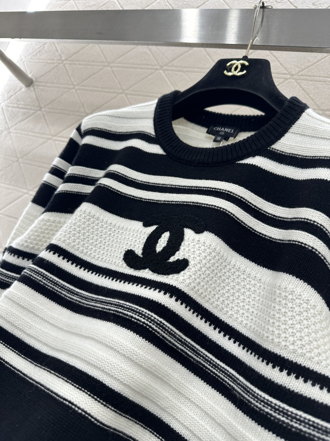 ♥Chane*♥2026新品上架 条纹毛绒字母针织毛衣定制YB羊毛纱线织造，穿搭舒适，质感十足，圆领针织