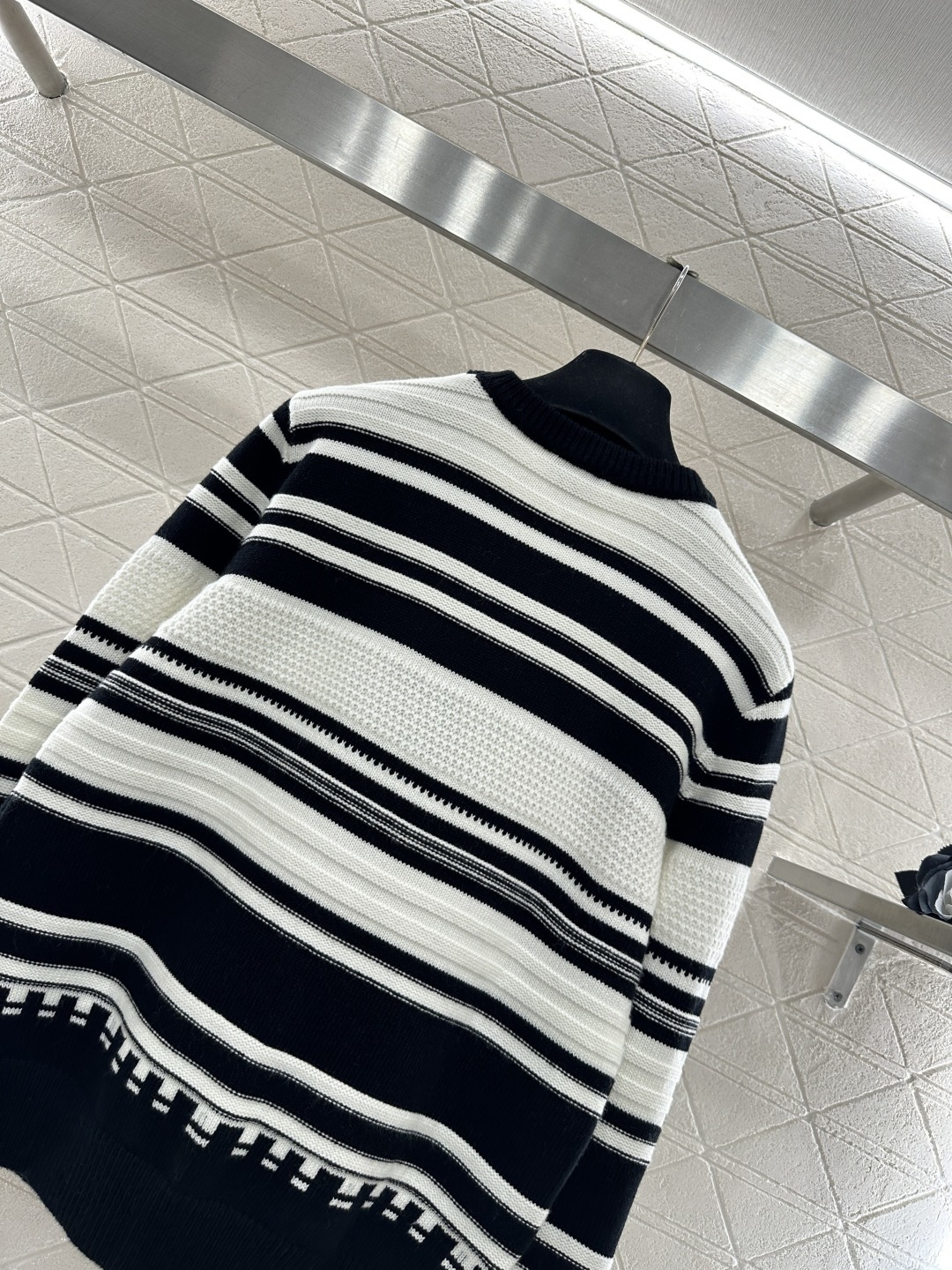 ♥Chane*♥2026新品上架 条纹毛绒字母针织毛衣定制YB羊毛纱线织造，穿搭舒适，质感十足，圆领针织