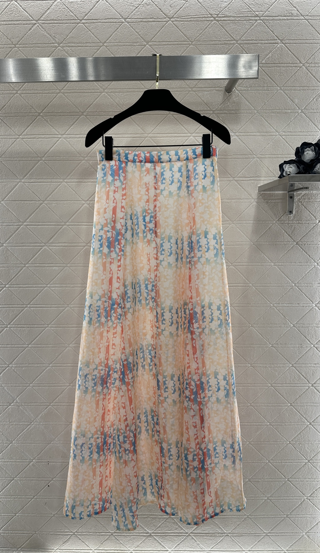 ♥Chane*♥2026新品上架 活性印花中长半身裙定制YB进口真丝纺纱材质，质地轻薄，柔软亲肤，高腰中