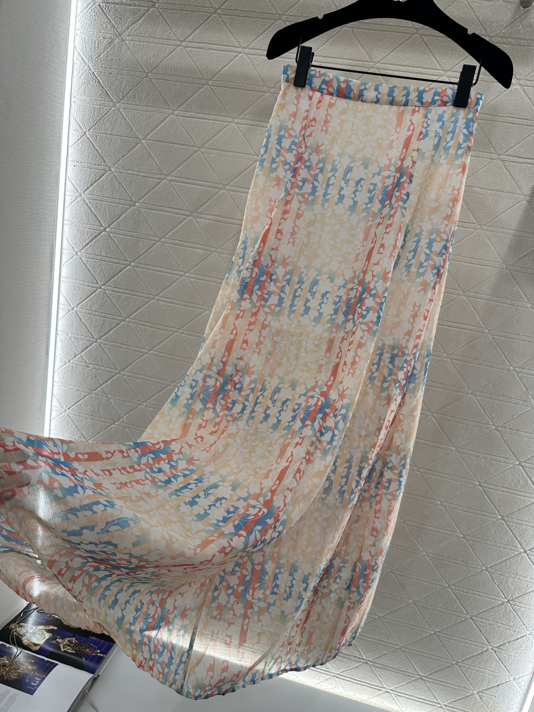 ♥Chane*♥2026新品上架 活性印花中长半身裙定制YB进口真丝纺纱材质，质地轻薄，柔软亲肤，高腰中