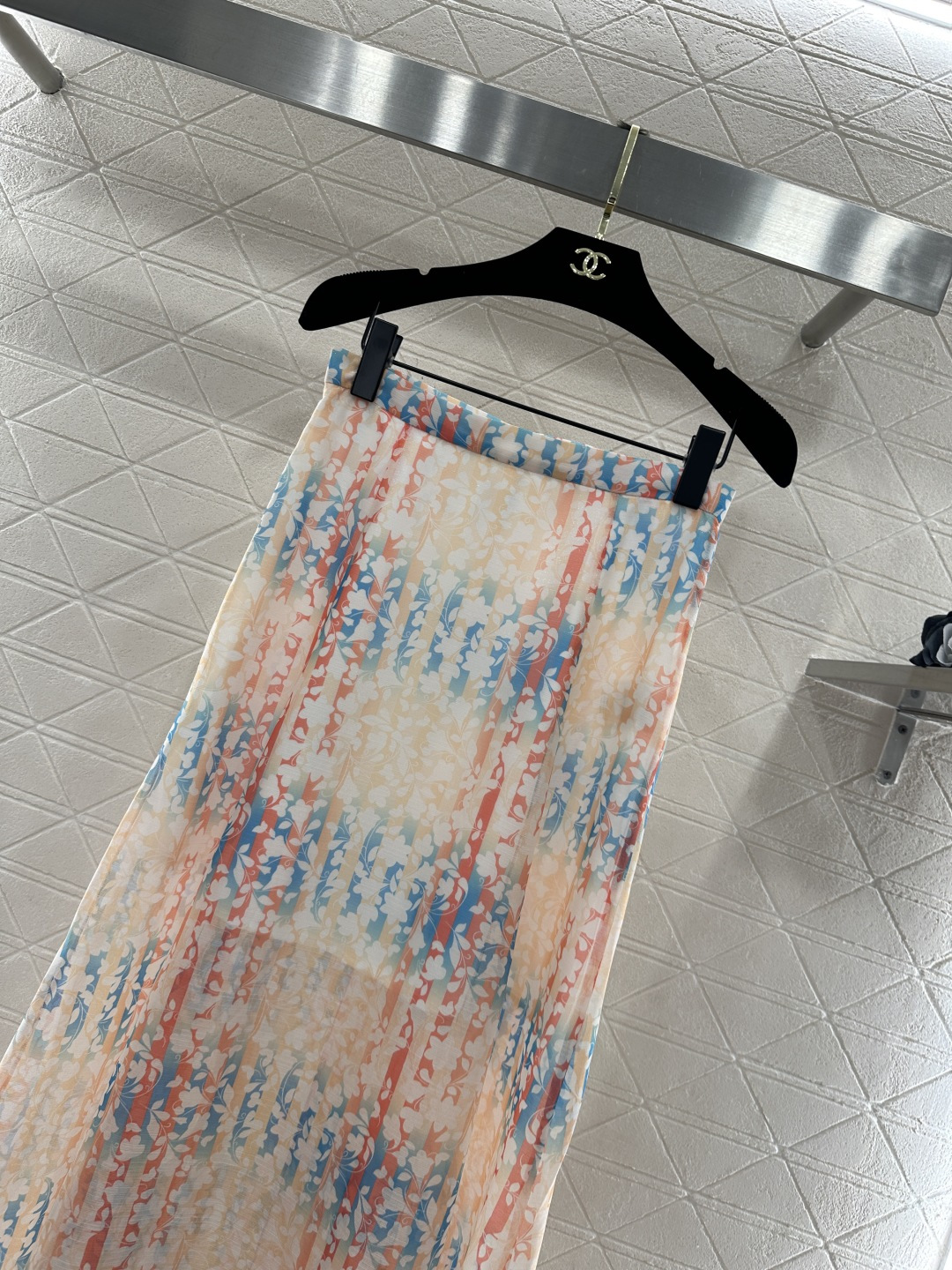 ♥Chane*♥2026新品上架 活性印花中长半身裙定制YB进口真丝纺纱材质，质地轻薄，柔软亲肤，高腰中