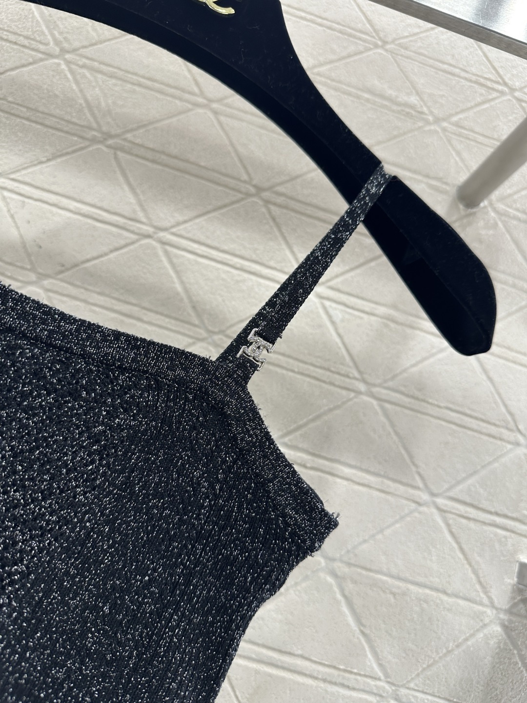 ♥Chane*♥2026新品上架 针织吊带连衣裙定制YB棉毛纱线织造，质感舒适，裁剪垂顺流畅，平口领细吊