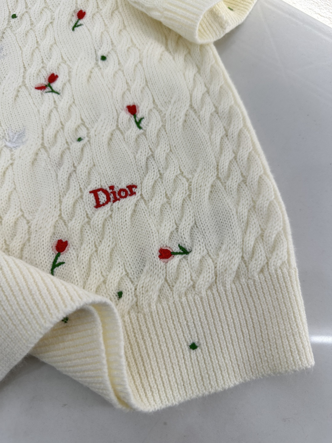♥Dio*♥2026新品上架 圆领玫瑰碎花针织短袖定制YB羊绒针织材质，质感高级，舒适柔软，圆领针织短袖