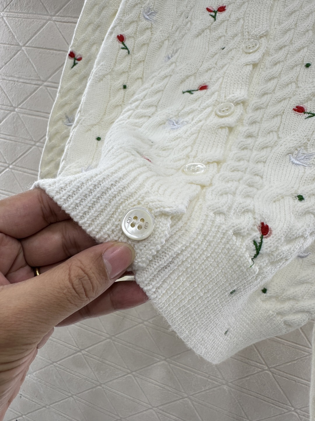 ♥Dio*♥2026新品上架 圆领玫瑰碎花针织开衫定制YB羊绒针织材质，质感高级，舒适柔软，圆领纽扣针织