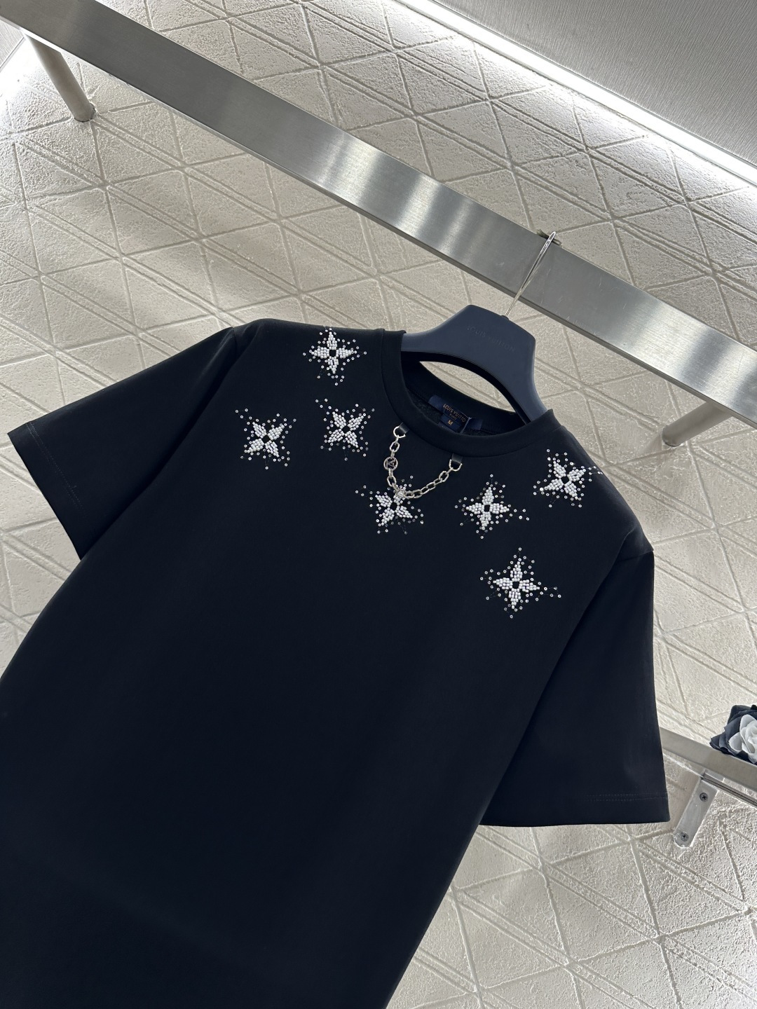 ♥Louis Vuitto*♥2026新品上架 圆领钉珠四叶草链条𝑇𝑒𝑒定制YB丝光全棉材质，透气舒适，