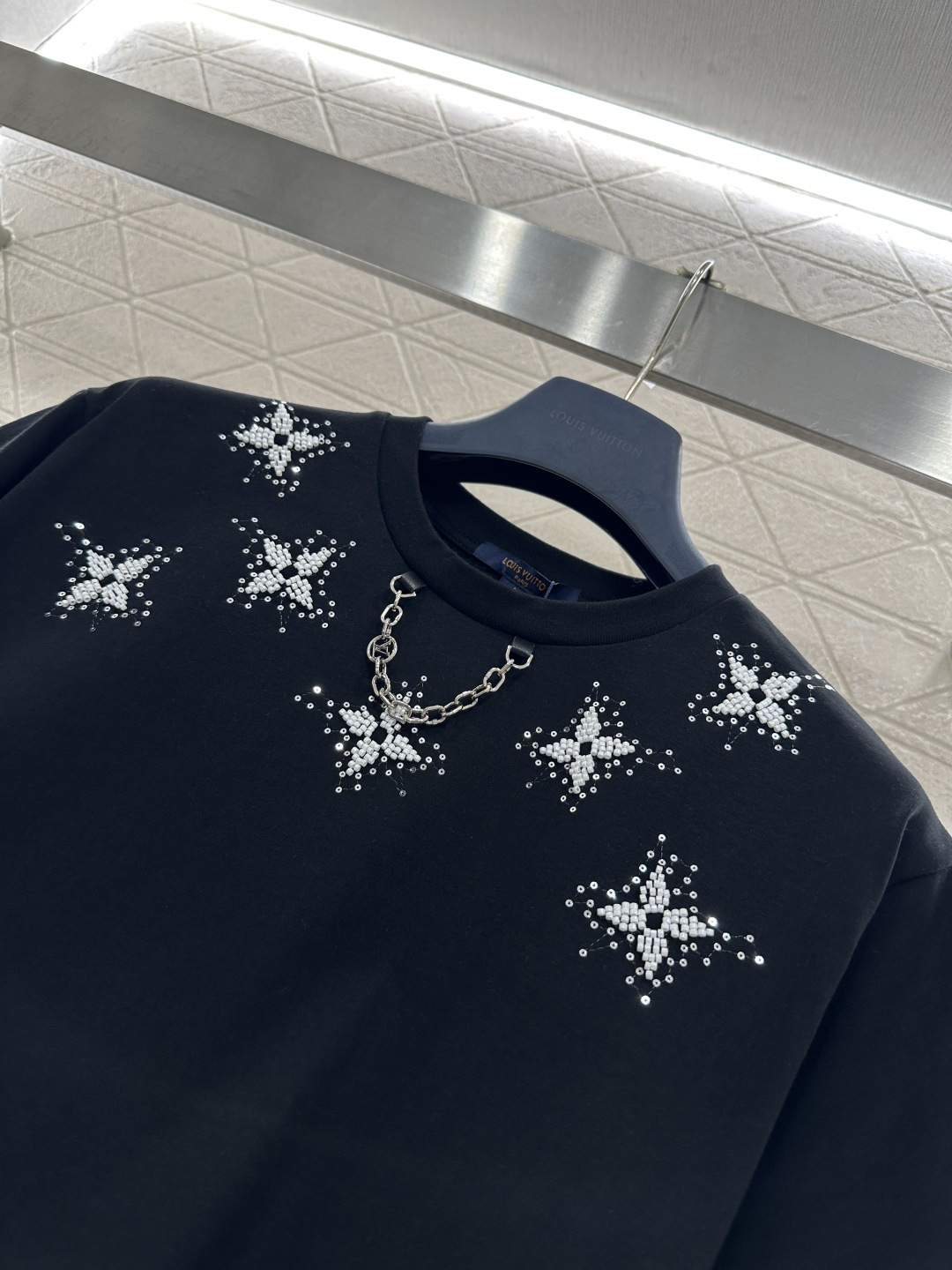♥Louis Vuitto*♥2026新品上架 圆领钉珠四叶草链条𝑇𝑒𝑒定制YB丝光全棉材质，透气舒适，