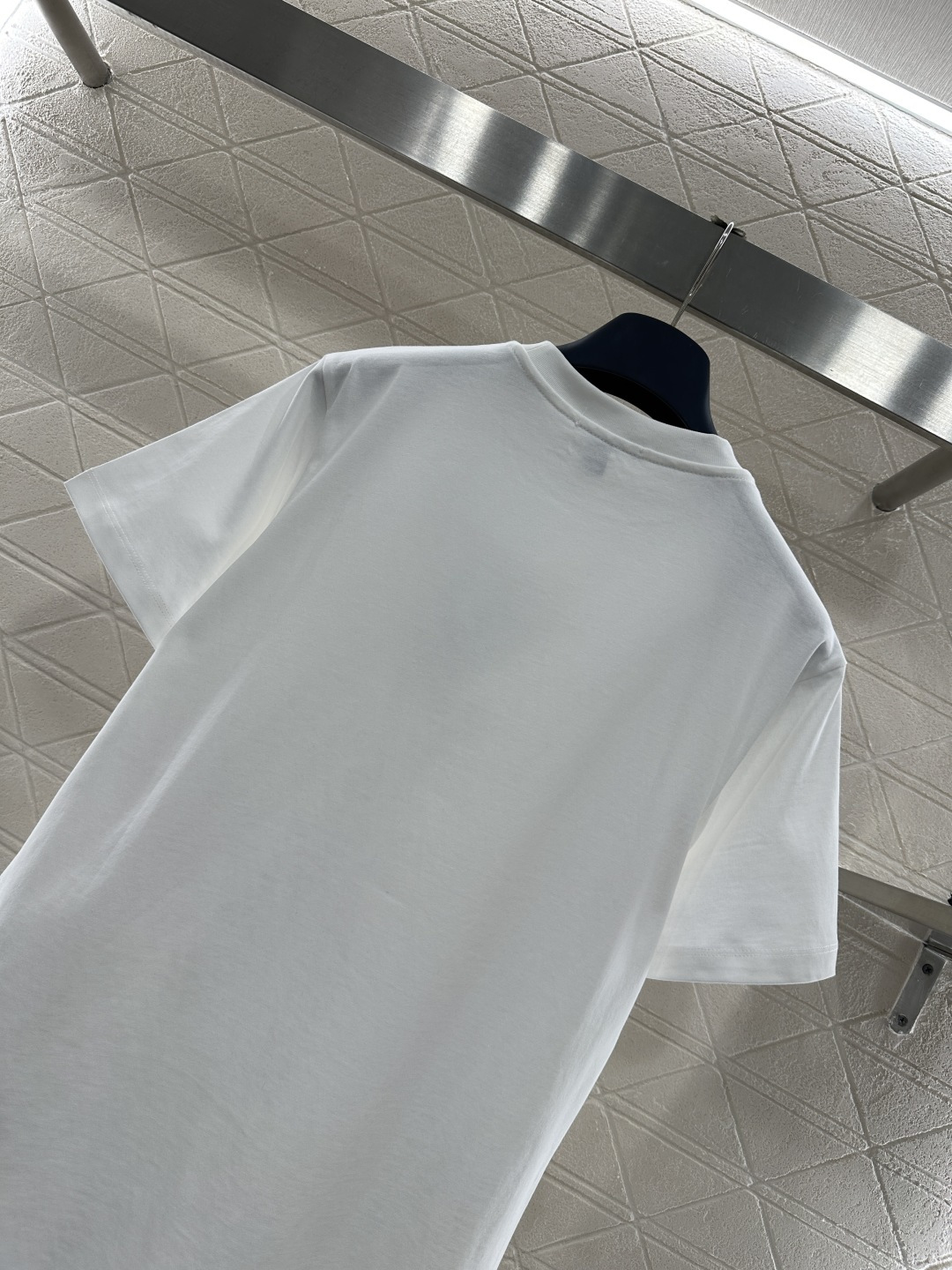 ♥Louis Vuitto*♥2026新品上架 圆领钉珠四叶草链条𝑇𝑒𝑒定制YB丝光全棉材质，透气舒适，