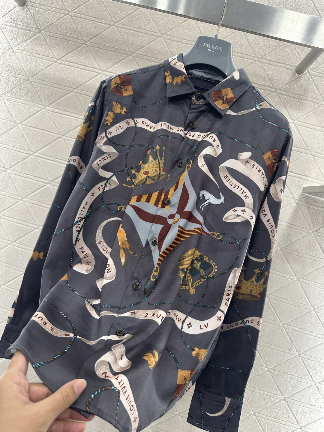 ♥Louis vuitto*♥2026新品上架 印花翻领丝绸衬衫定制YB进口丝绸材质，质感细腻，垂顺舒适