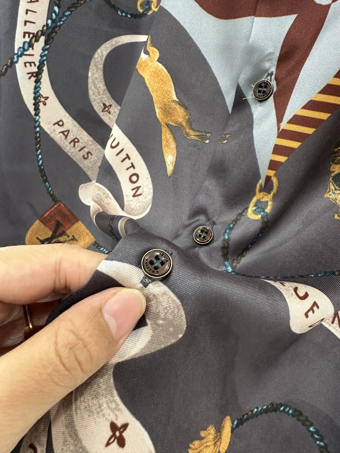 ♥Louis vuitto*♥2026新品上架 印花翻领丝绸衬衫定制YB进口丝绸材质，质感细腻，垂顺舒适