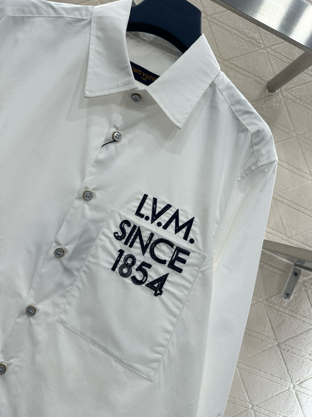 ♥Louis vuitto*♥2026新品上架 刺绣字母口袋长袖衬衫定制YB原生全棉材质，质感细腻，穿搭