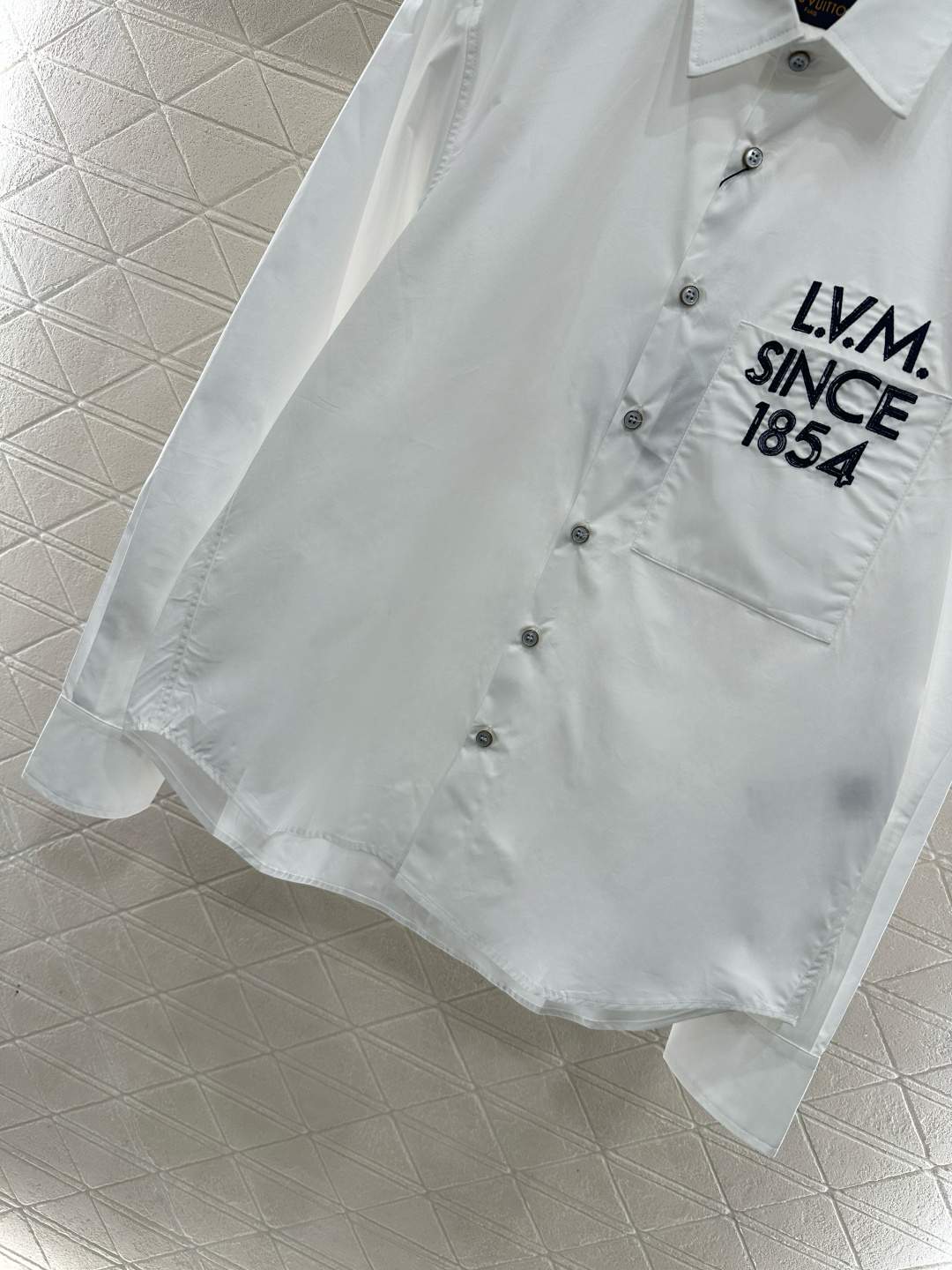 ♥Louis vuitto*♥2026新品上架 刺绣字母口袋长袖衬衫定制YB原生全棉材质，质感细腻，穿搭