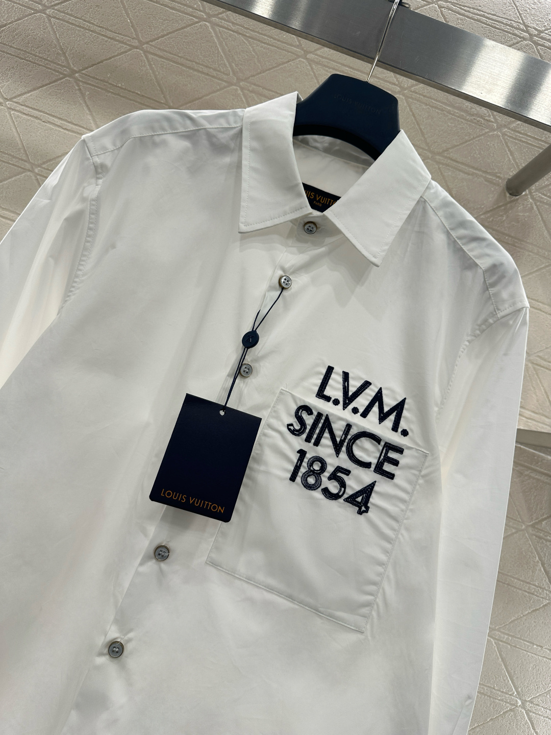 ♥Louis vuitto*♥2026新品上架 刺绣字母口袋长袖衬衫定制YB原生全棉材质，质感细腻，穿搭