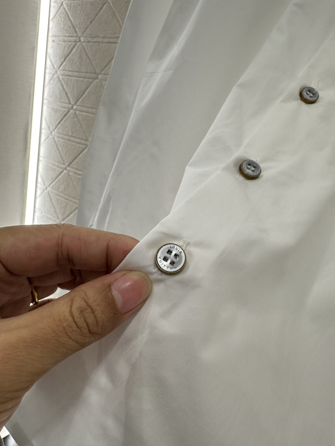 ♥Louis vuitto*♥2026新品上架 刺绣字母口袋长袖衬衫定制YB原生全棉材质，质感细腻，穿搭