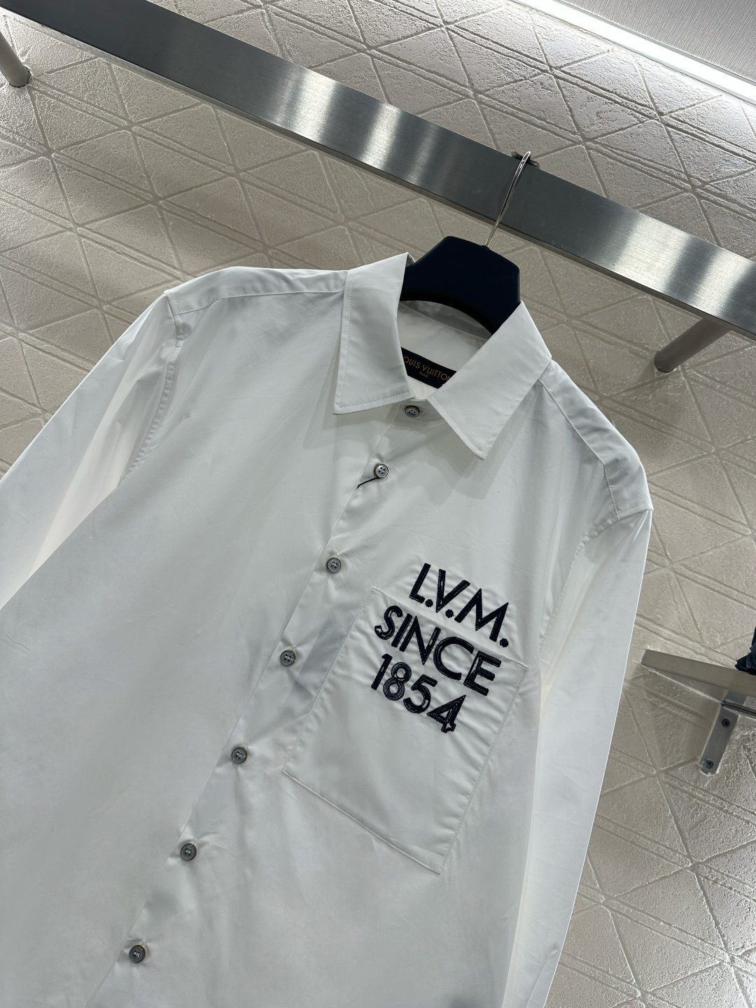 ♥Louis vuitto*♥2026新品上架 刺绣字母口袋长袖衬衫定制YB原生全棉材质，质感细腻，穿搭