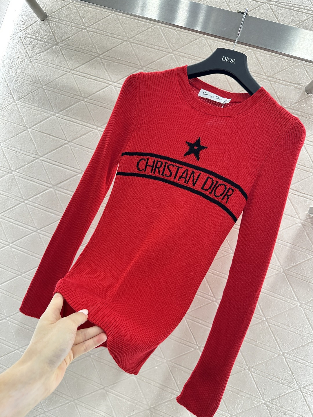 ♥Dio*♥2026新品上架 圆领徽标针织打底衫定制YB羊毛纱线织造，穿搭舒适，质感十足，圆领修身毛衣裁