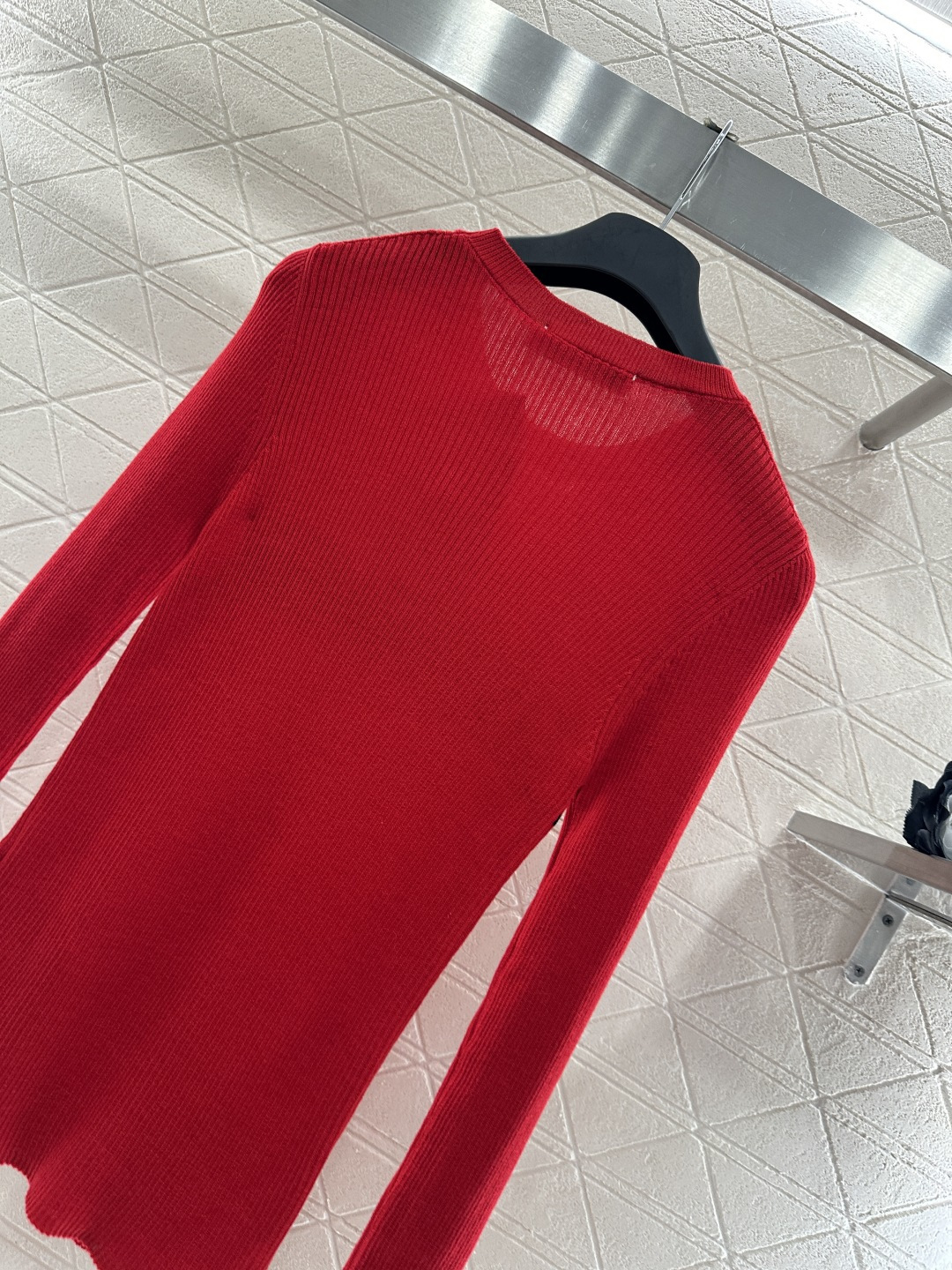 ♥Dio*♥2026新品上架 圆领徽标针织打底衫定制YB羊毛纱线织造，穿搭舒适，质感十足，圆领修身毛衣裁