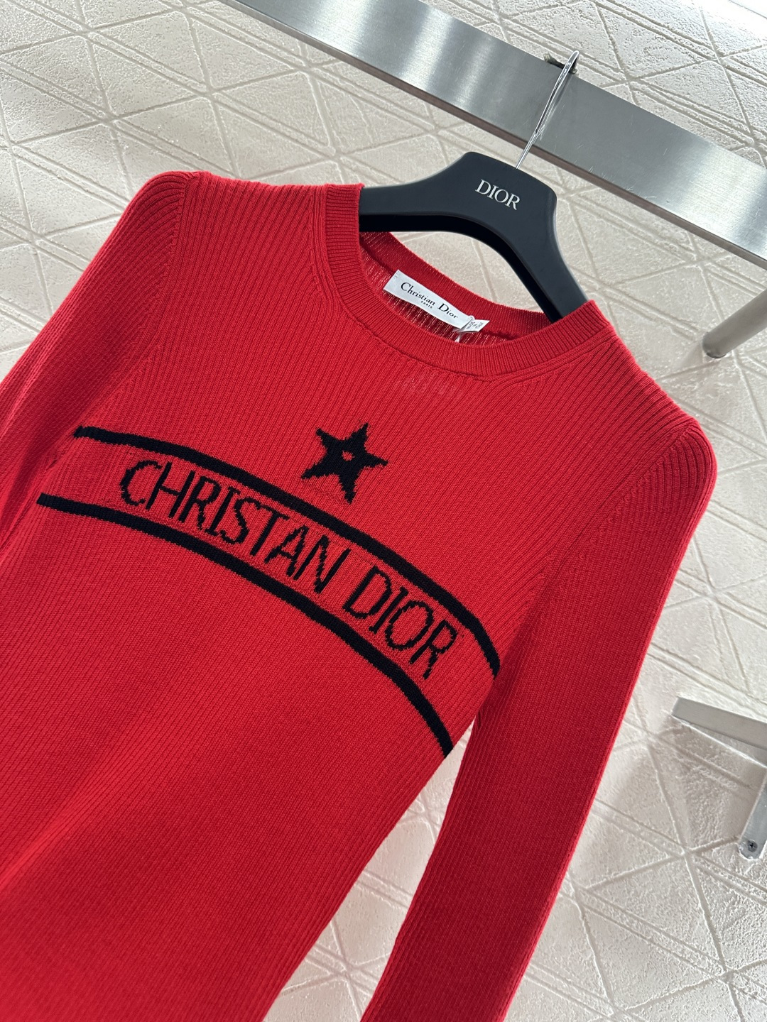 ♥Dio*♥2026新品上架 圆领徽标针织打底衫定制YB羊毛纱线织造，穿搭舒适，质感十足，圆领修身毛衣裁