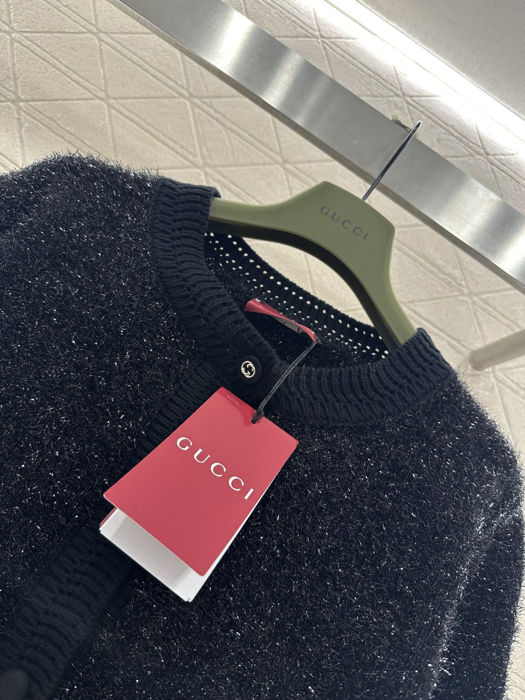 ♥Gucc*♥2026新品上架 亮闪银丝圆领针织开衫定制YB棉毛纱线织造，质感高级，舒适柔软，圆领纽扣针