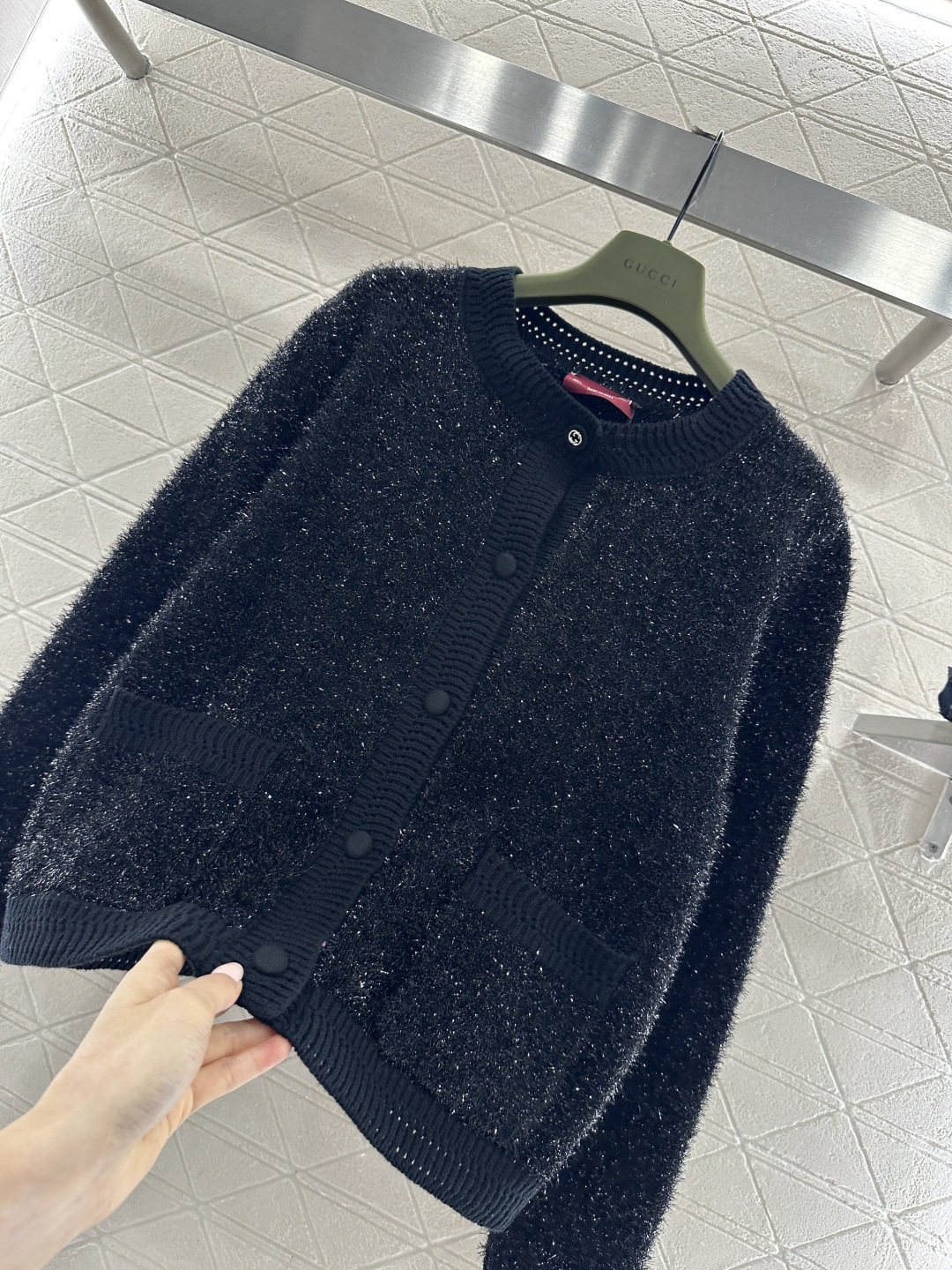 ♥Gucc*♥2026新品上架 亮闪银丝圆领针织开衫定制YB棉毛纱线织造，质感高级，舒适柔软，圆领纽扣针