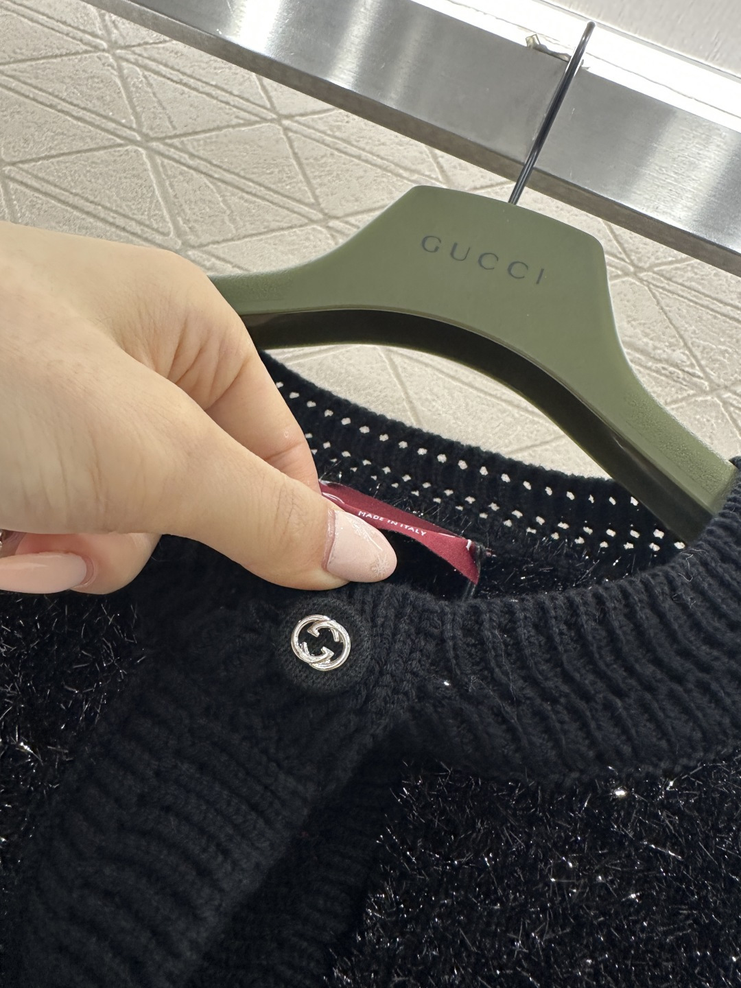 ♥Gucc*♥2026新品上架 亮闪银丝圆领针织开衫定制YB棉毛纱线织造，质感高级，舒适柔软，圆领纽扣针