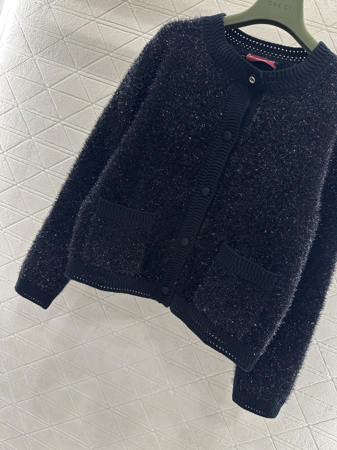 ♥Gucc*♥2026新品上架 亮闪银丝圆领针织开衫定制YB棉毛纱线织造，质感高级，舒适柔软，圆领纽扣针