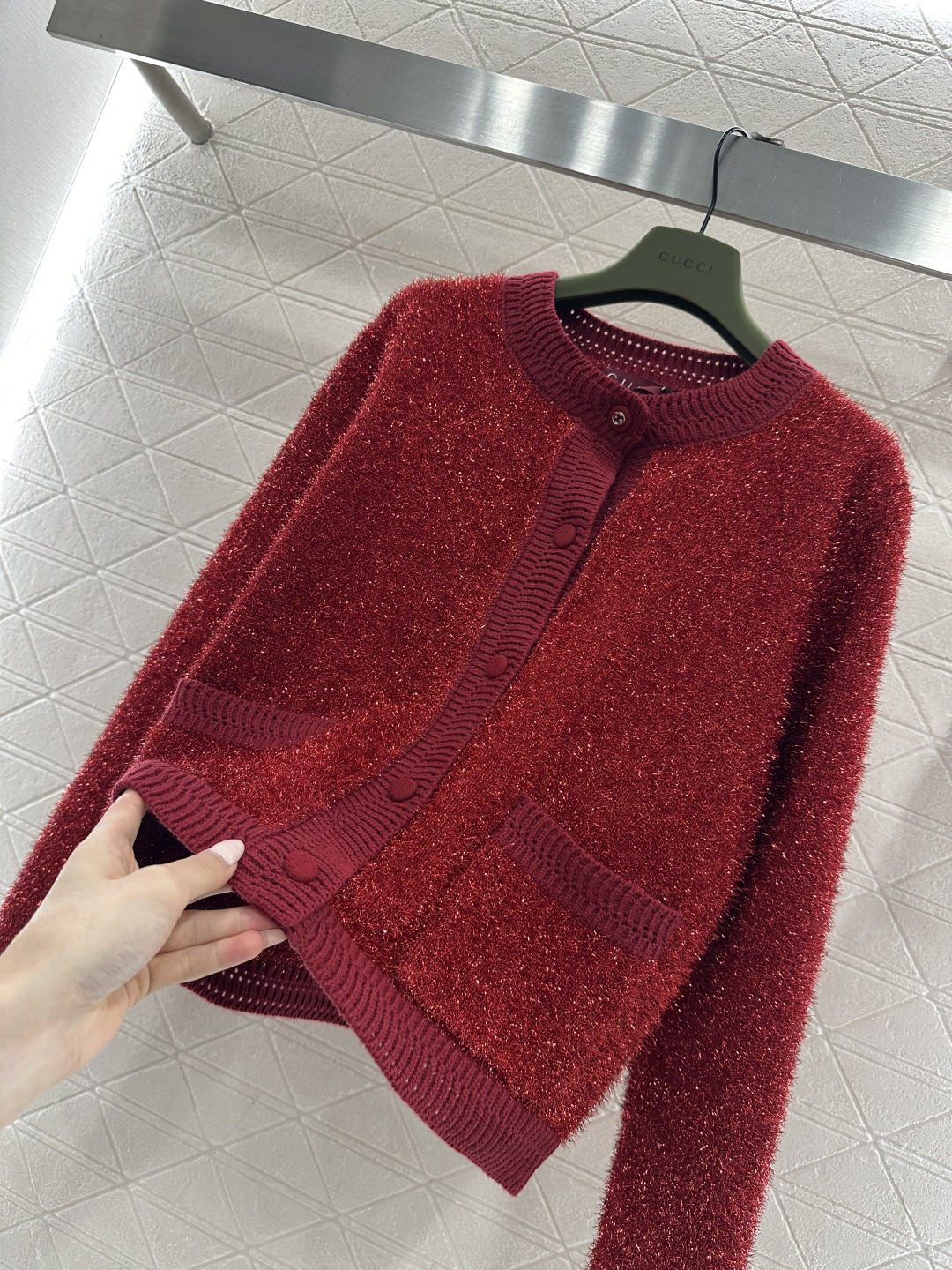 ♥Gucc*♥2026新品上架 亮闪银丝圆领针织开衫定制YB棉毛纱线织造，质感高级，舒适柔软，圆领纽扣针