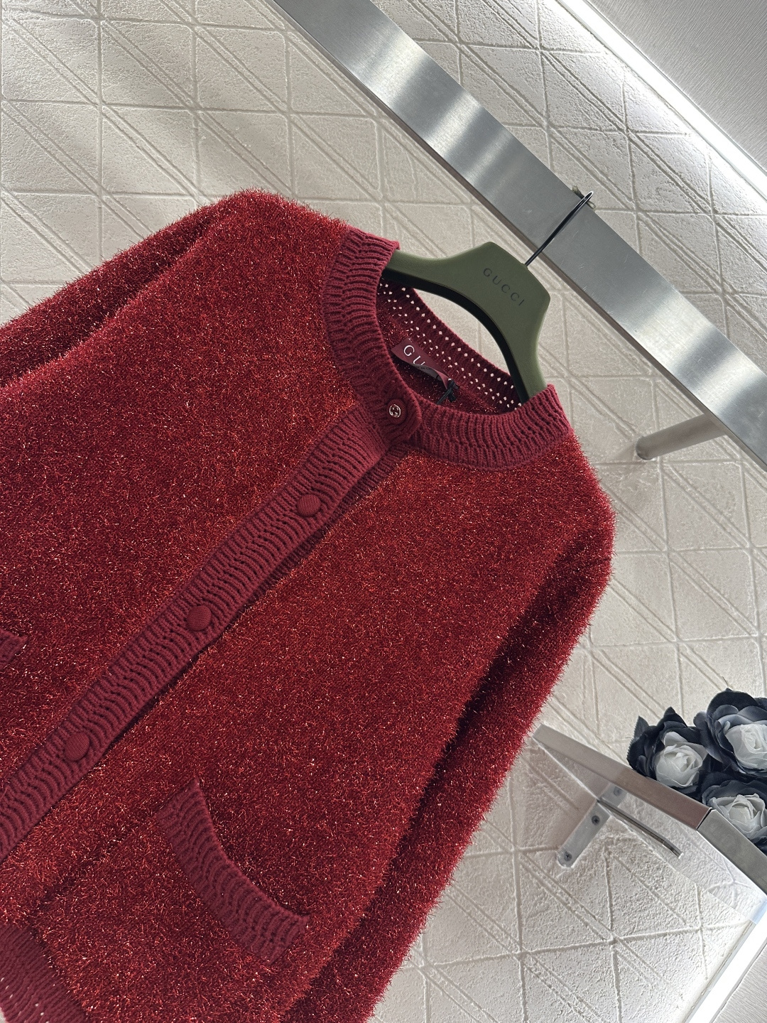 ♥Gucc*♥2026新品上架 亮闪银丝圆领针织开衫定制YB棉毛纱线织造，质感高级，舒适柔软，圆领纽扣针